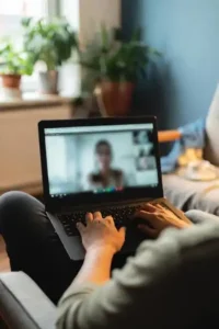 A modalidade online permite que você faça terapia sem sair de casa, no conforto do seu lar